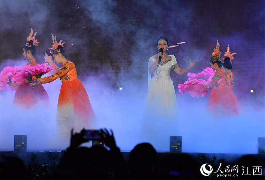 现场还举行了精彩演出。 人民网 时雨摄