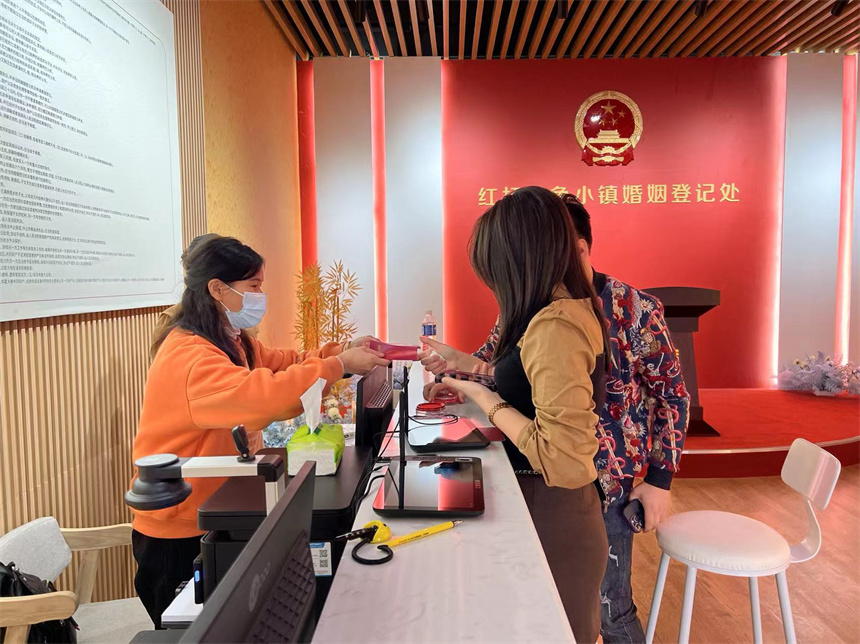 新人们在江西首家景区婚姻登记处登记结婚。 徐正红摄