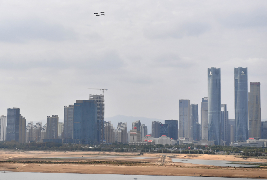 特技飞行队在城市上空飞行表演。 人民网 时雨摄