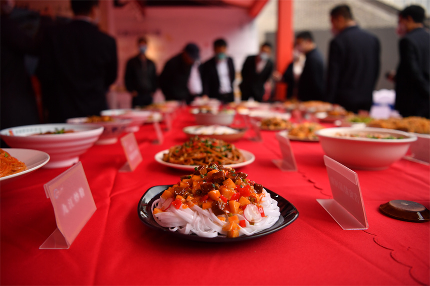 在中華米粉美食街上，人們觀看江西各地美食。 人民網 時雨攝