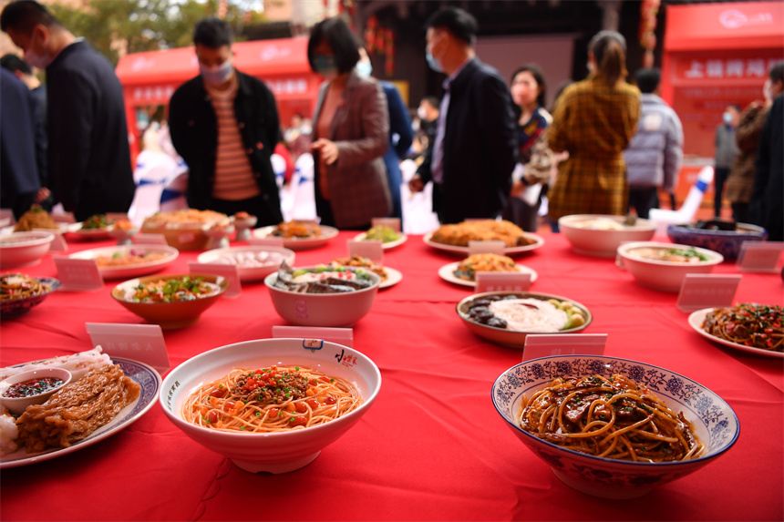 在中華米粉美食街上，人們觀看江西各地美食。 人民網 時雨攝
