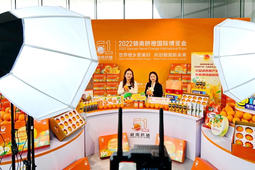 青年助农直播团队在网络平台帮助果农销售赣南脐橙。朱海鹏摄
