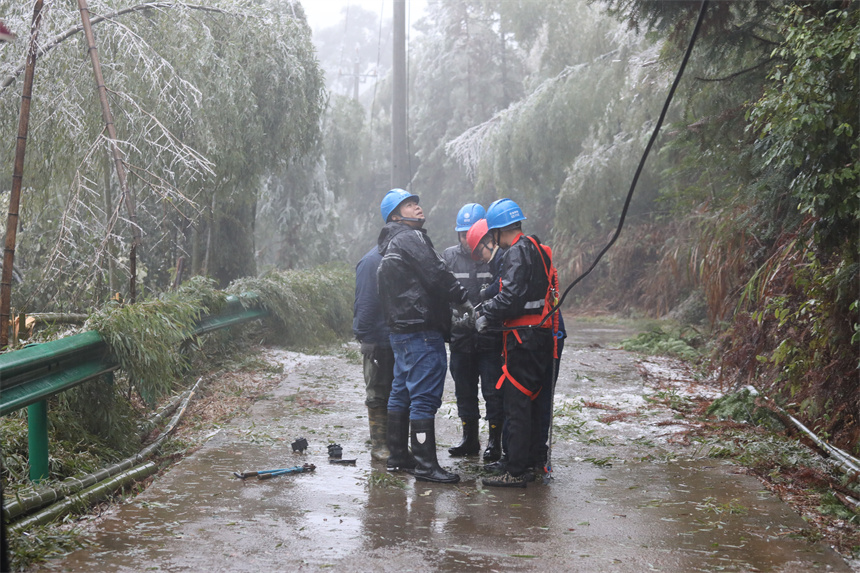 12月2日，在樂安縣湖溪鄉康村村的山區道路上，供電公司人員正在搶修受損供電線路。