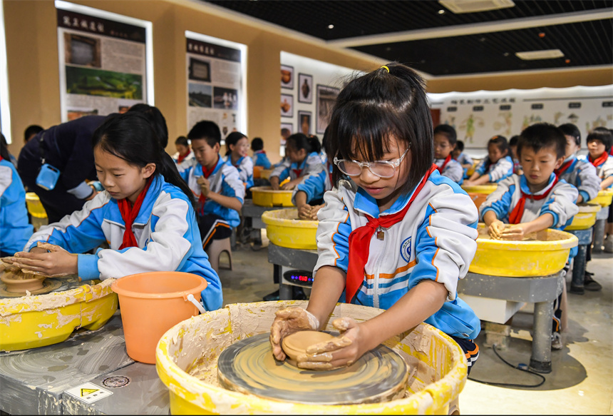 樟樹市臨江鎮中心小學的學生在臨江古府研學基地體驗陶瓷拉坯。周亮攝