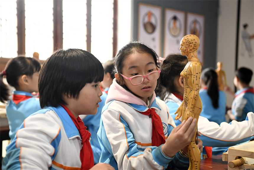 樟樹市臨江鎮中心小學的學生在臨江古府研學基地學習中醫藥知識。周亮攝