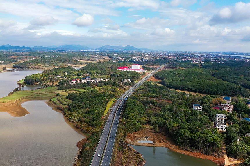 航拍下的共青城市鄉村道路貫穿全境，聯珠成線、交相輝映。況建攝
