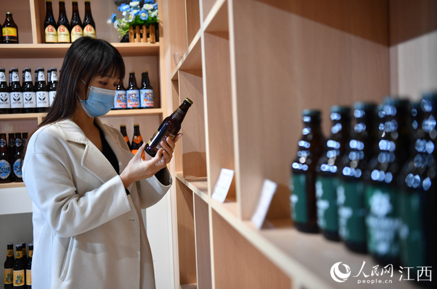 市民在江西赣州国际陆港进口商品服务中心内查看进口的啤酒。 人民网 时雨摄