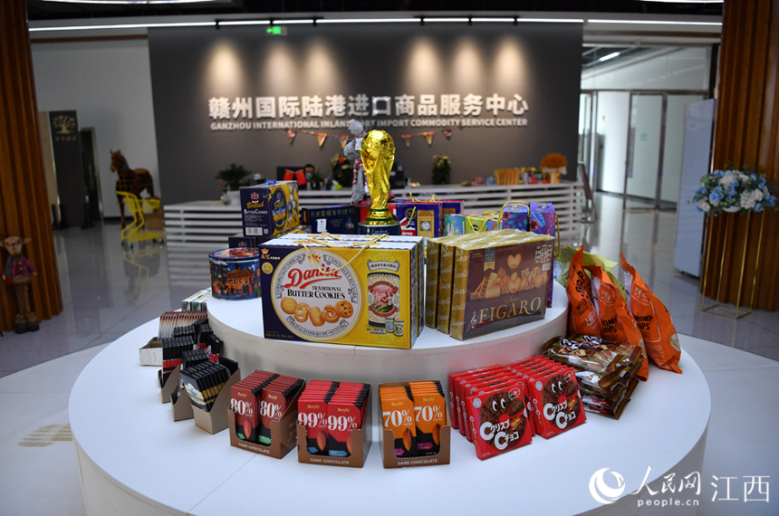 江西赣州国际陆港进口商品服务中心内展陈的进口商品。 人民网 时雨摄