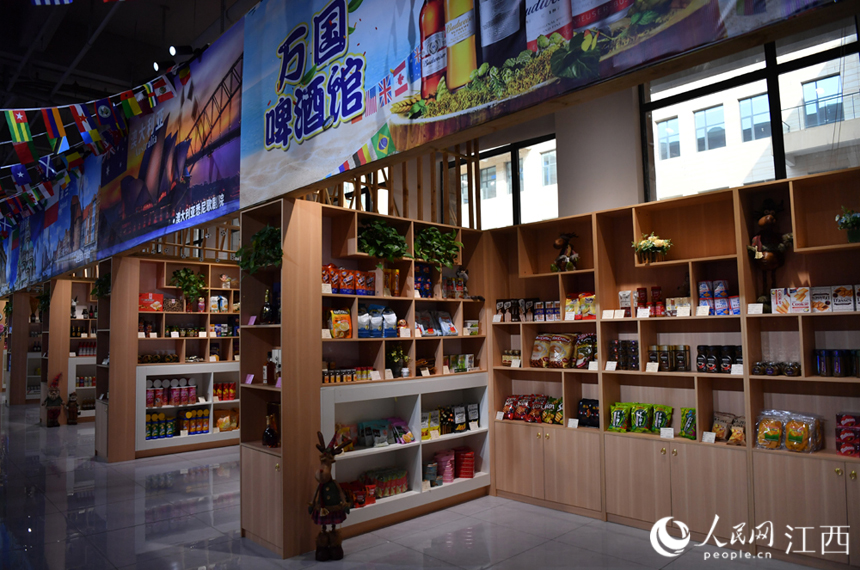 江西赣州国际陆港进口商品服务中心内展陈的进口商品。 人民网 时雨摄