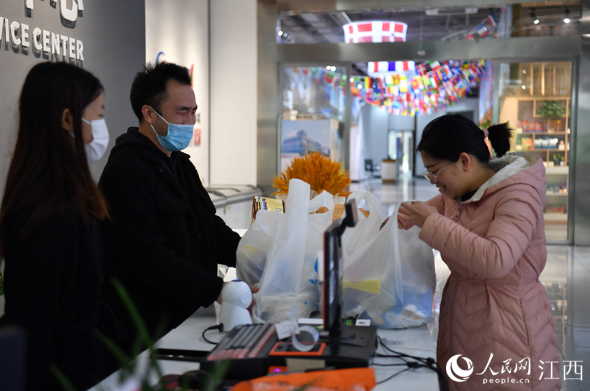 市民在“家门口”购全球商品，享受优质便捷的购物体验。人民网 时雨摄