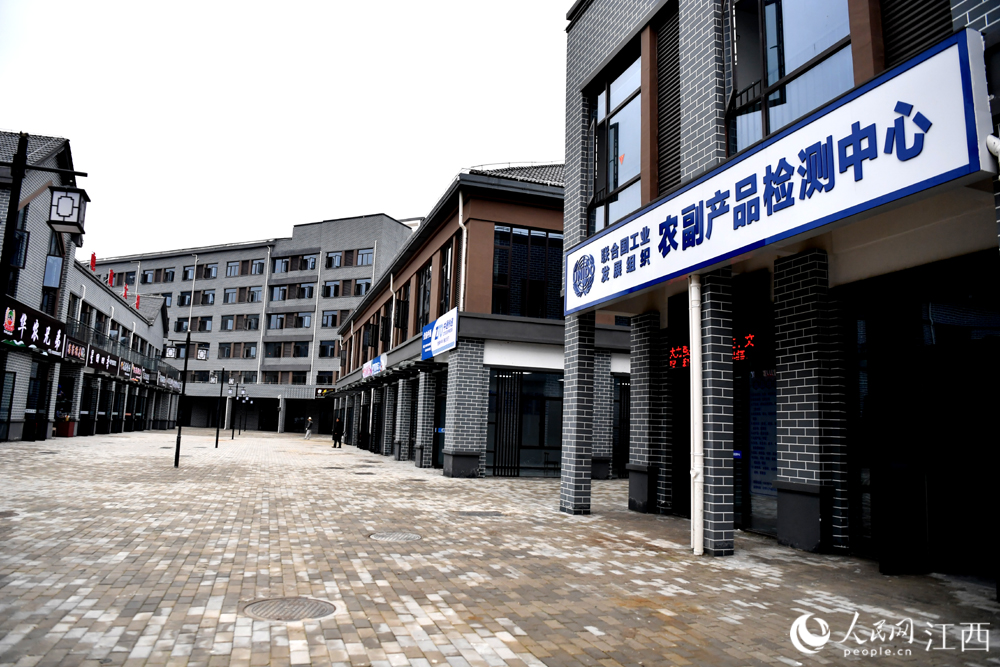 江西供销（全南）冷链物流园内的农副产品检测中心。 人民网 时雨摄