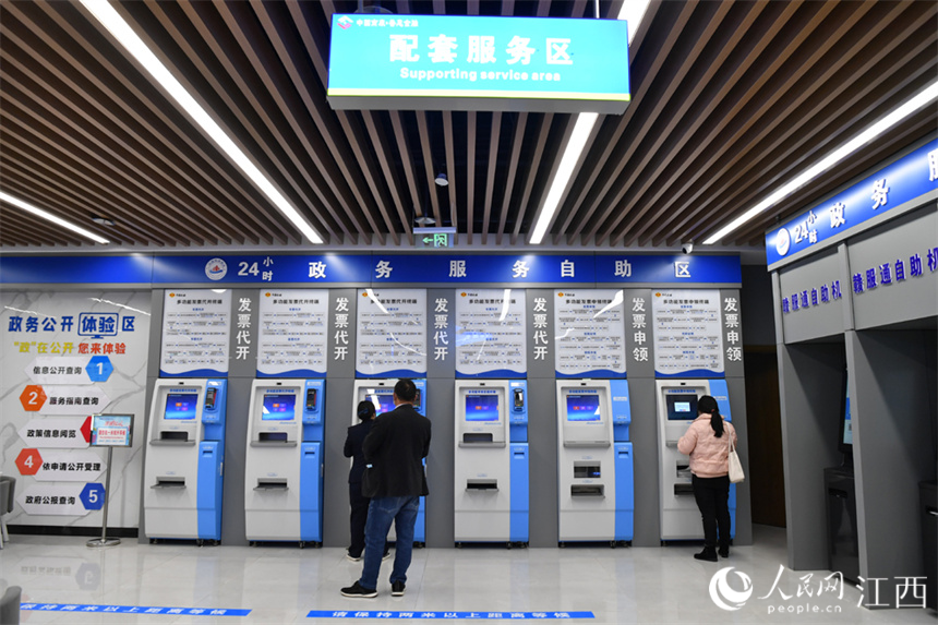 市民在24小时政务服务自助区办理业务。 人民网 时雨摄