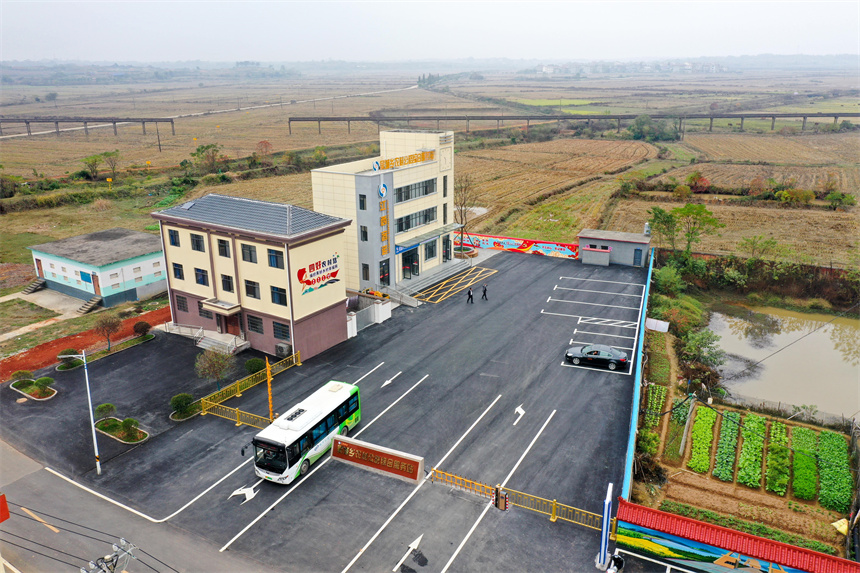 城鄉公交車駛出吳城鄉客貨郵綜合服務中心。
