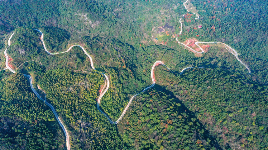 航拍江西省宜春市上高县南港镇大窝里村盘山公路。陈旗海摄