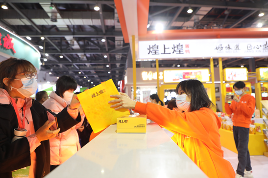 展厅现场便吸引了众多游客驻足和品尝。地方供图