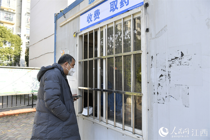 市民正在核酸屋等待取药。 人民网 时雨摄
