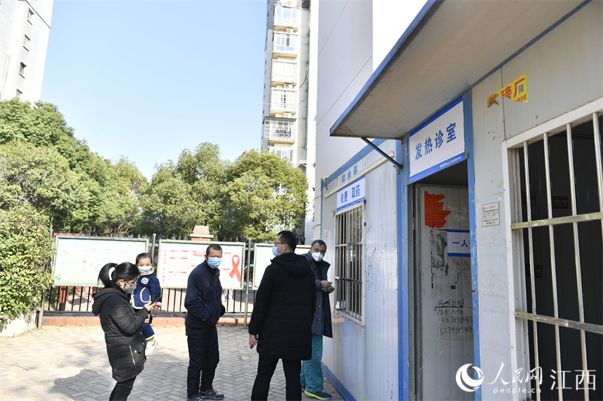 红谷滩区在多个医疗机构旁边的核酸小屋内开设了发热门诊。 人民网 时雨摄