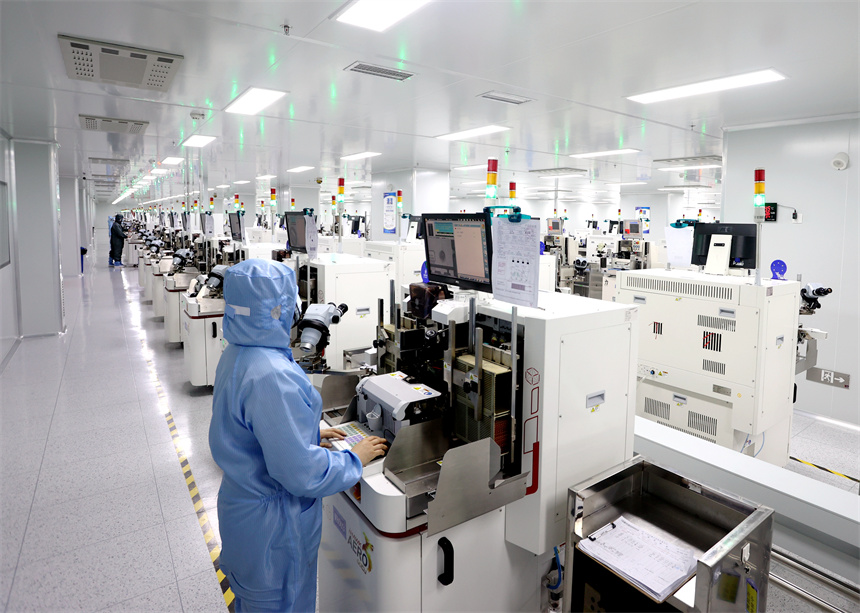 工人们正在芯片封装生产线上有序生产。郑飞华摄