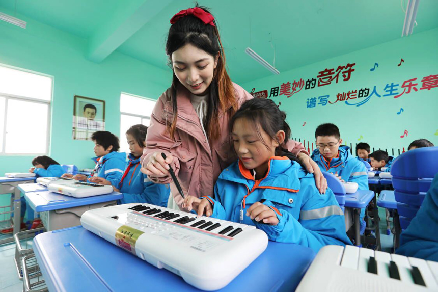 老师正在教学生弹奏电子琴。 饶方其 摄