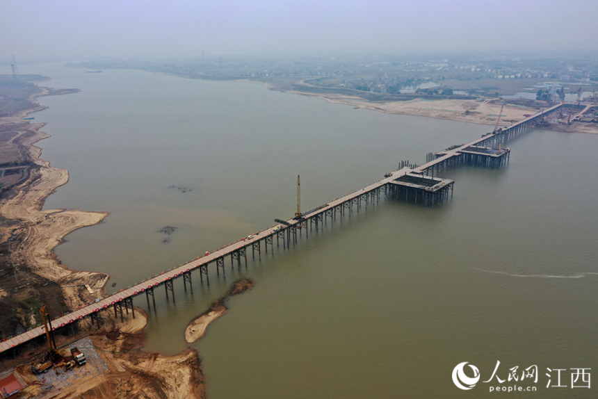 昌九高鐵南昌揚子洲贛江公鐵大橋。 人民網 時雨攝