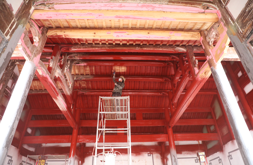 工人正在修缮明清古建筑。饶方其摄
