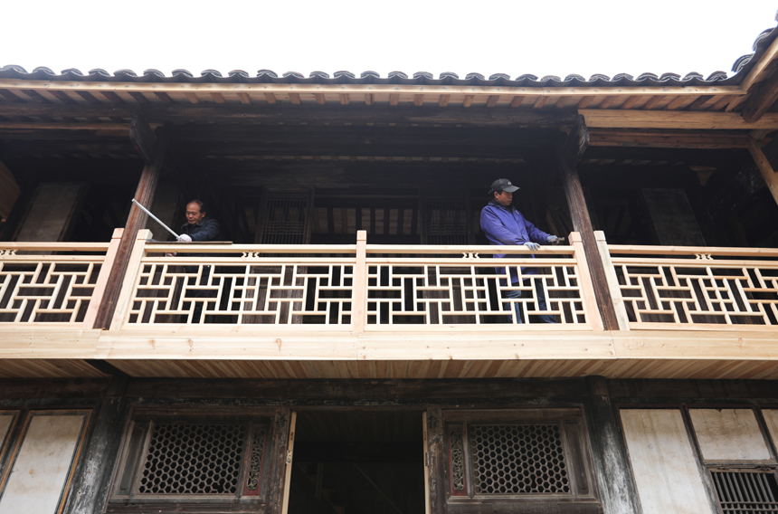 工人正在修缮明清古建筑。饶方其摄