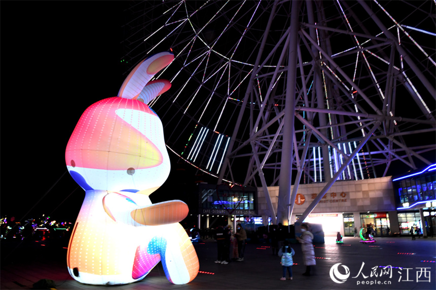 摩天輪腳下設置的兔子造型，吸引著夜游市民的目光。 人民網 時雨攝