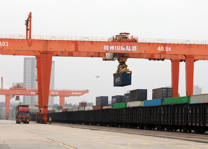1月1日，赣州国际陆港正在吊装集装箱。廖国胜摄