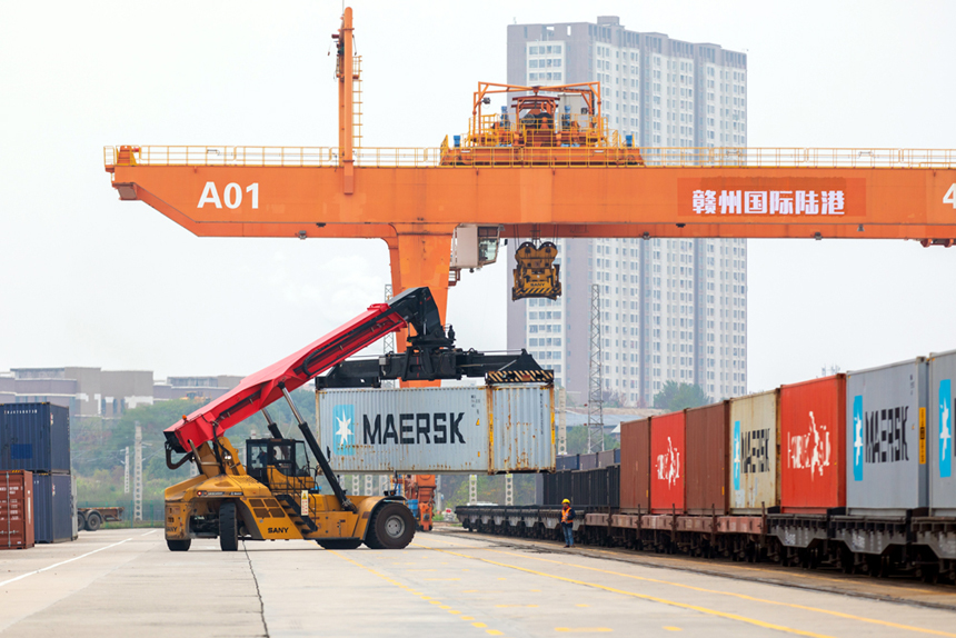 1月1日，贛州國際陸港正在吊裝集裝箱。廖國勝攝