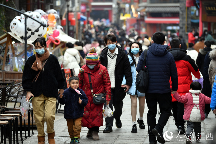 元旦假期，人們在南昌萬壽宮歷史文化街區游玩。 人民網 時雨攝