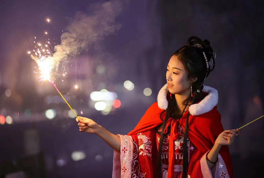 市民揮舞手中的煙花，慶祝新年的到來。劉智勇攝