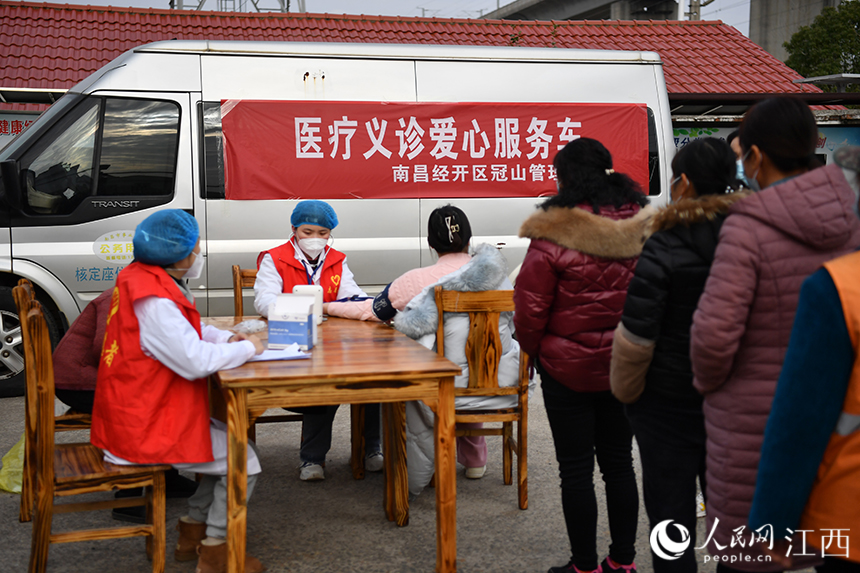 社区卫生服务中心的医生为有基础疾病的村民测量血压。 人民网 时雨摄