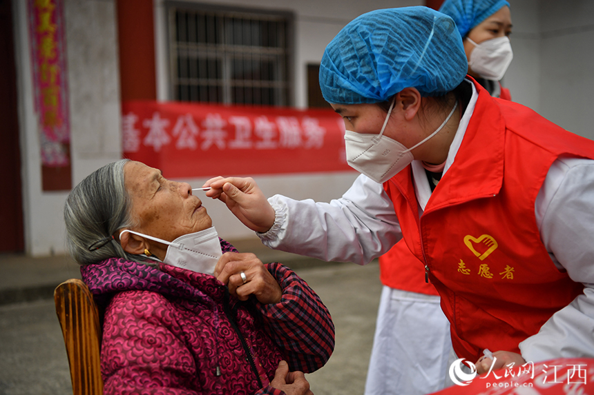 社區衛生服務中心的醫生為村民做抗原檢測。 人民網 時雨攝