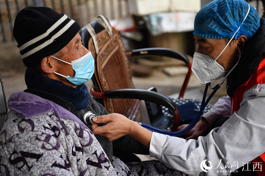社區衛生服務中心的醫生來到村民家，為年老的村民聽診。 人民網 時雨攝