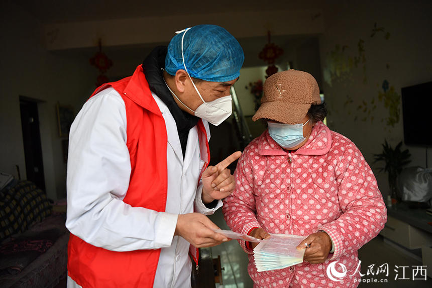 社区卫生服务中心的医生来到村民家，为村民送去退烧药，并叮嘱用药事项。 人民网 时雨摄