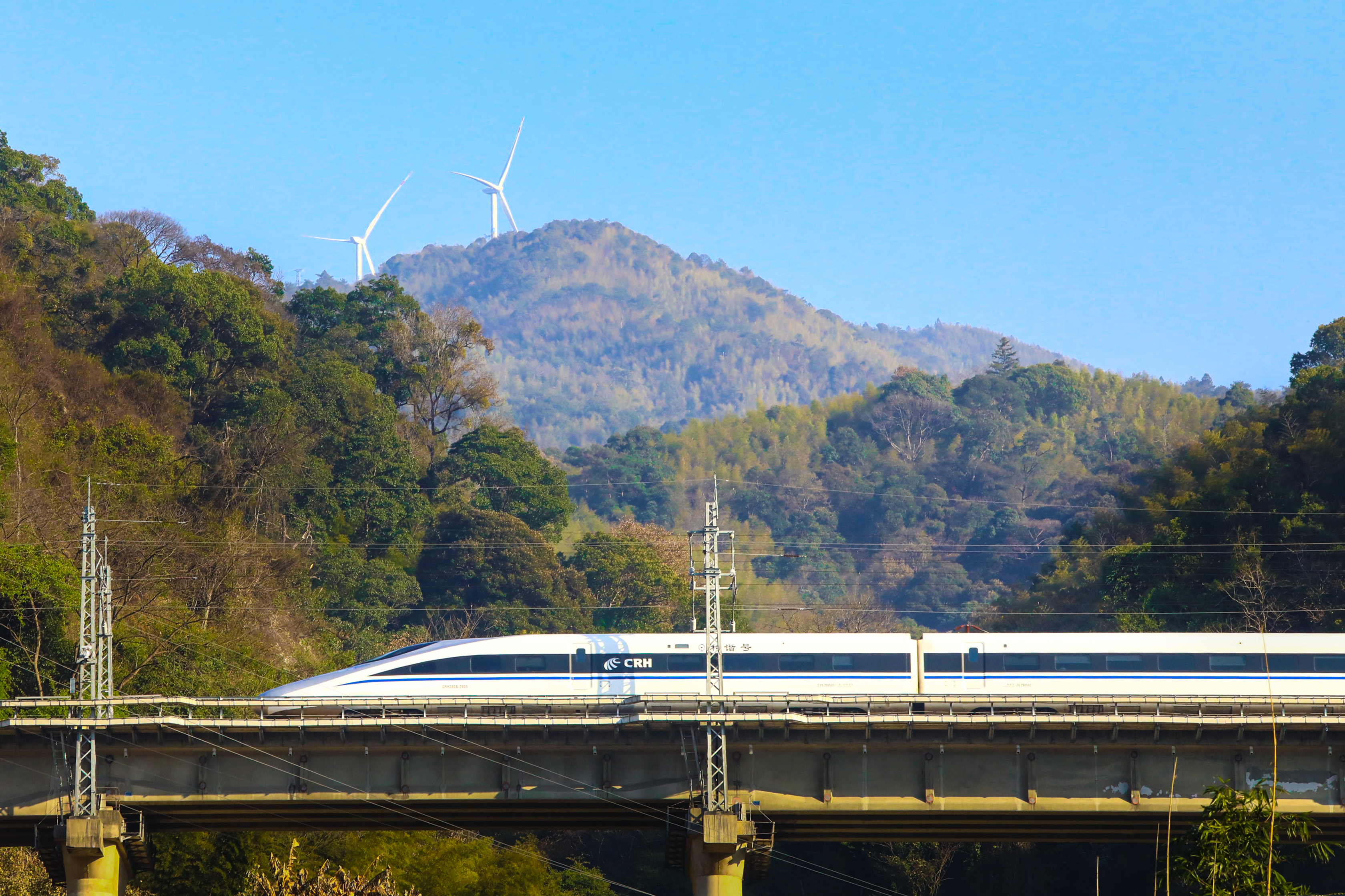 2023新年初始，动车组列车飞驰在山间。 张海根摄