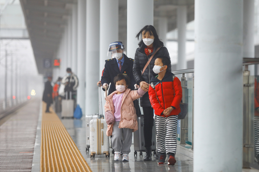 客运员正在护送旅客站台候车。张海根摄