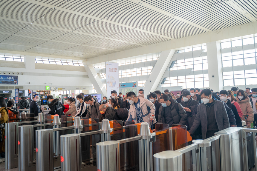 2023年1月6日，在江西鹰潭北站候车室，旅客正在检票上站台。吴亮萌浩摄