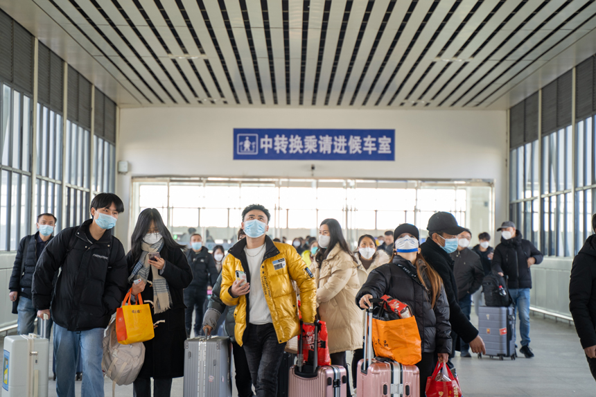 2023年1月6日，在鹰潭北站走廊通道，旅客正在有序上站台。吴亮萌浩摄