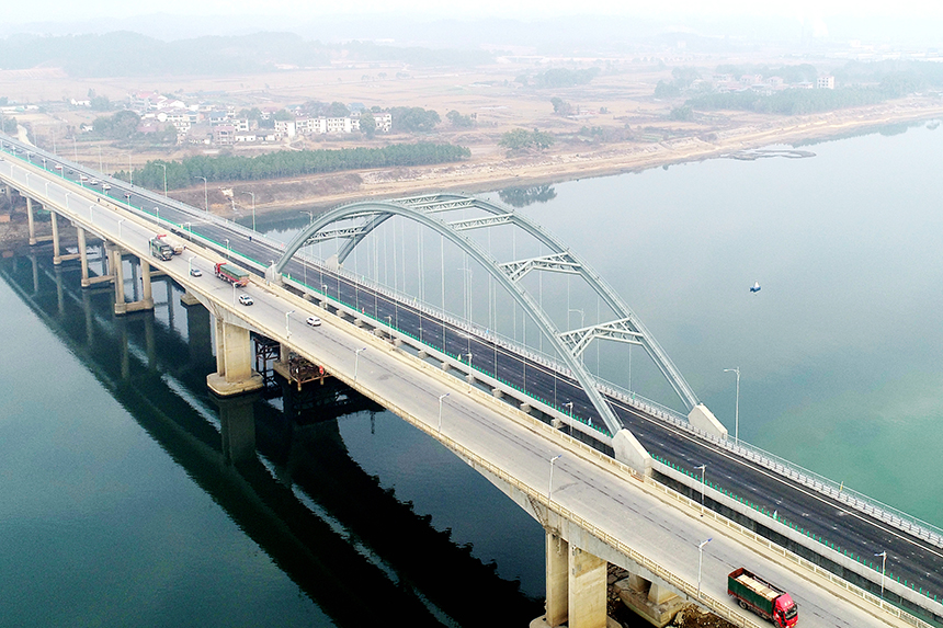 航拍鏡頭下的江西峽江贛江大橋擴建工程。宋靖輝攝