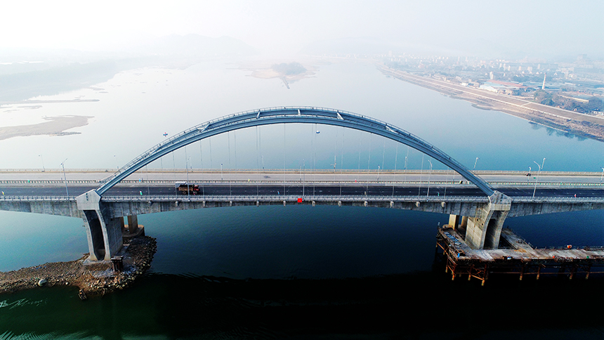 航拍镜头下的江西峡江赣江大桥扩建工程。宋靖辉摄