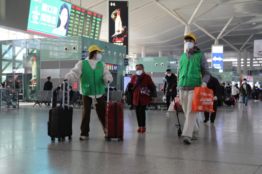 青年志愿者为重点旅客搬运行李。付映雪摄