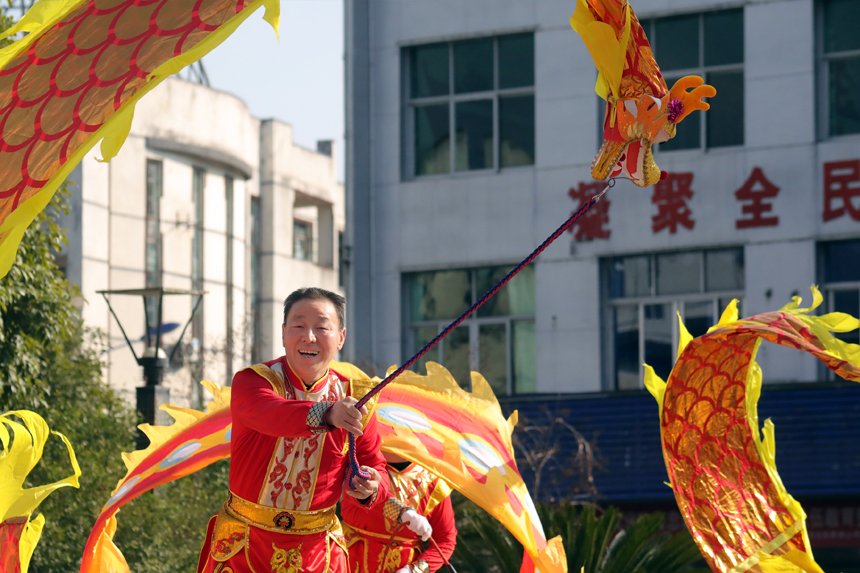 宜丰县黄垦镇职工文化广场，广场舞爱好者展演大鼓、彩带龙。何贱来摄
