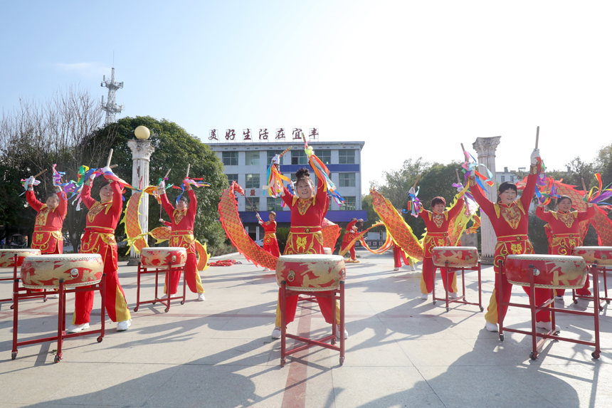 宜丰县黄垦镇职工文化广场，广场舞爱好者展演大鼓、彩带龙。何贱来摄