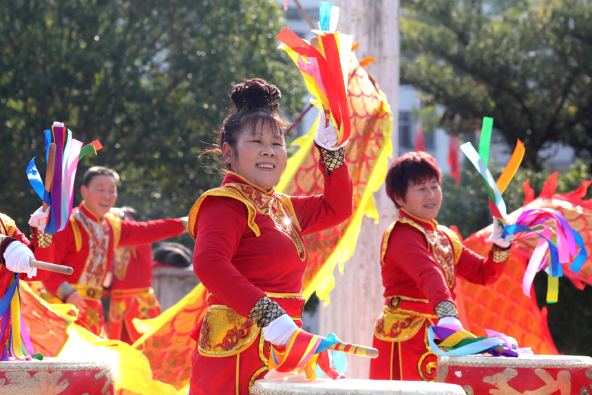 宜丰县黄垦镇职工文化广场，广场舞爱好者展演大鼓、彩带龙。何贱来摄