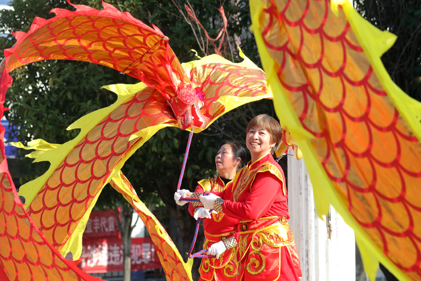 宜丰县黄垦镇职工文化广场，广场舞爱好者展演大鼓、彩带龙。何贱来摄