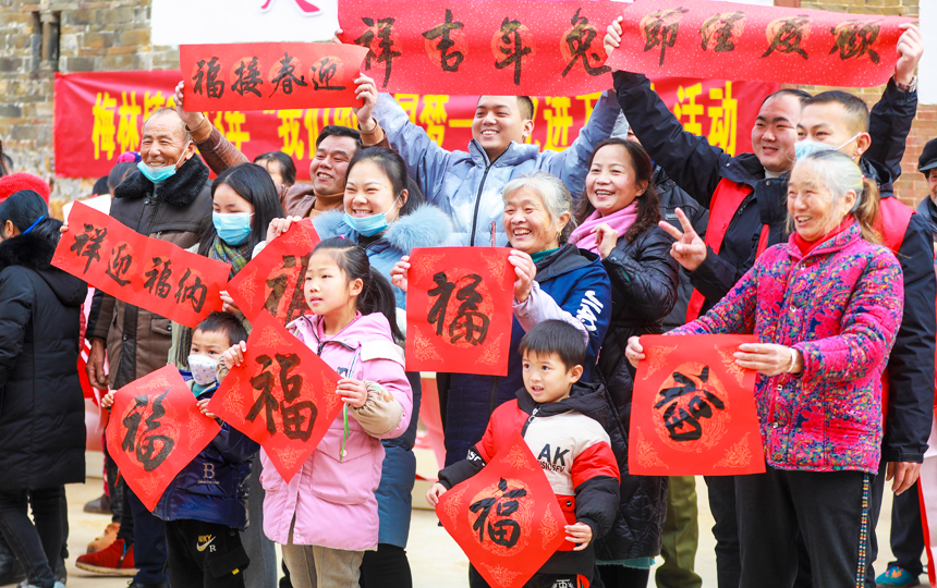 近日，江西省豐城市梅林鎮豐田村的村民們在展示書法家們書寫的春聯和福字。王堃攝