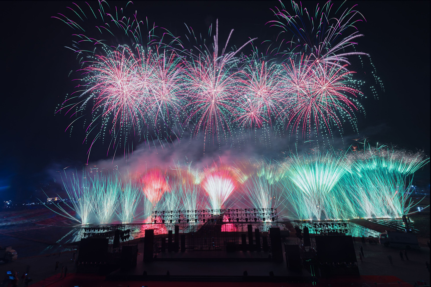 璀璨的烟花在夜空中绽放。吴霞摄