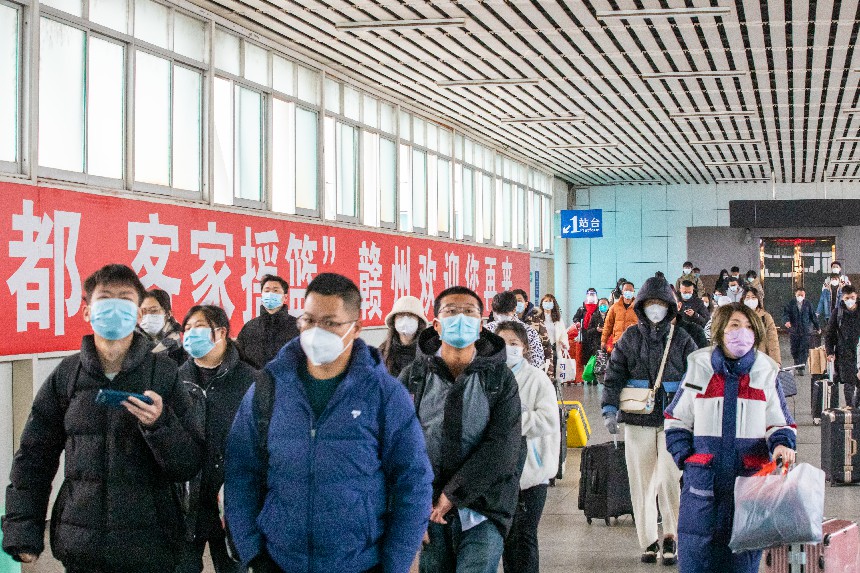 赣州站旅客正在有序进站乘车。邹阳摄