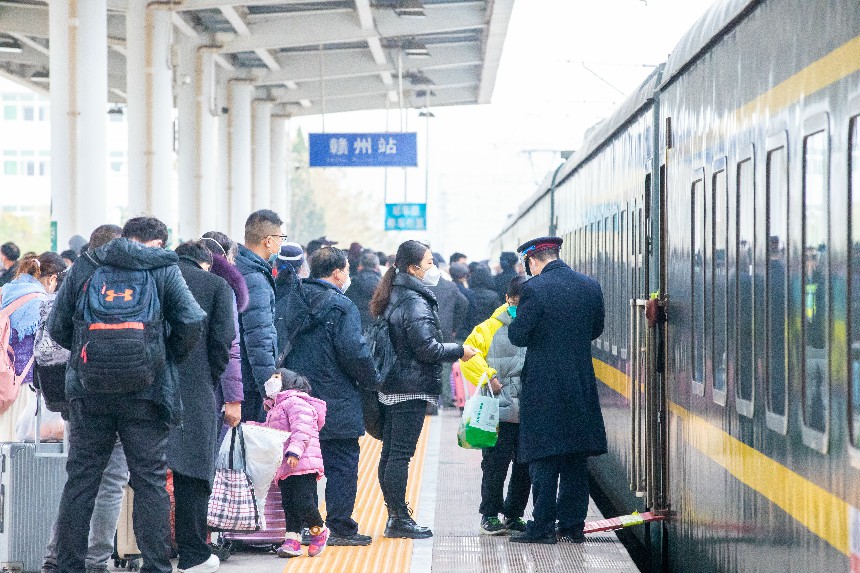 赣州站乘车旅客正在有序上车。邹阳摄